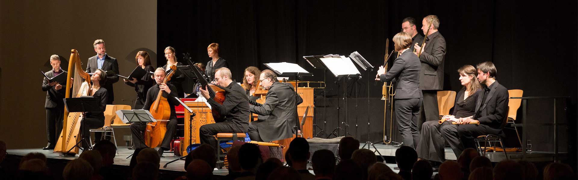 Marini Consort Innsbruck bei der Aufführung eines Konzertes auf der Bühne